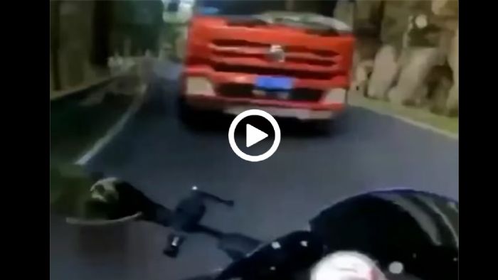 VIDEO: «Όλα λάθος» με superbike φέρνουν φάσωμα με νταλίκα