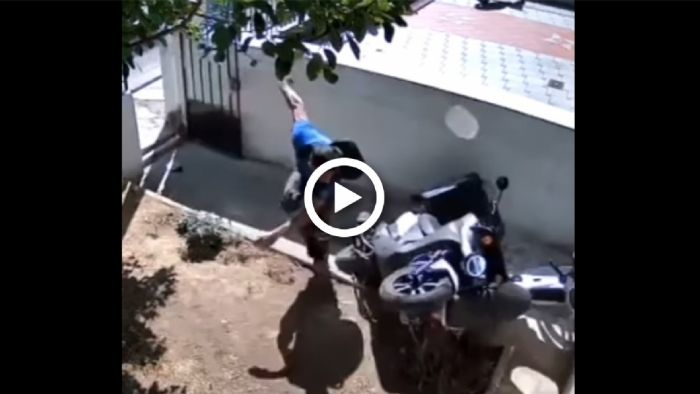 VIDEO: Τύπος στουκάρει scooter με παπί μέσα σε 3 μέτρα