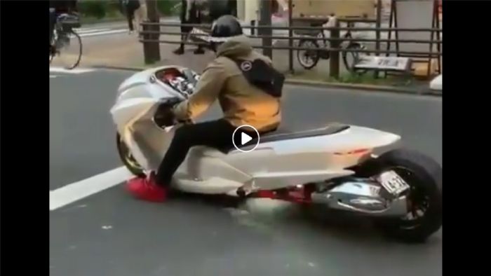 Όταν έχεις scooter αλλά θέλεις cruiser