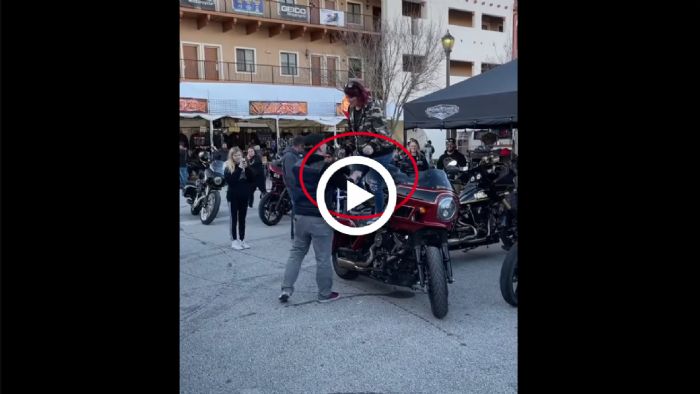 VIDEO: Την άγγιξε και αυτή του έριξε την Harley! 