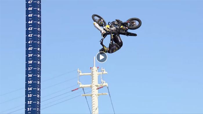 Αναβάτες κάνουν ένα πανύψηλο Quarter Pipe