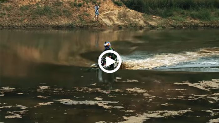 Ηλεκτροκίνητη enduro βουτάει στο νερό! 