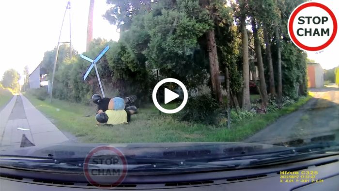 VIDEO: Δικάβαλο scooter καρφώνεται σε αυτοκίνητο και σε πινακίδα