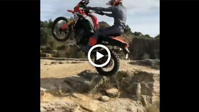 VIDEO: Κάνοντας «αδύνατα» άλματα με μια Africa Twin