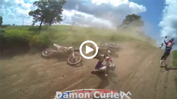 VIDEO: Σούπερ τούμπα σε motocross πίστα