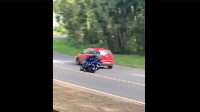 VIDEO: Δικαστής με scooter δείχνει στρίψιμο στα superbikes