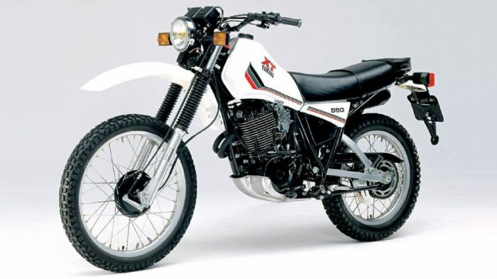 Ένα Yamaha XT 550, από studio φωτογραφίες της εποχής, για τα προσπέκτους και τον τύπο. 