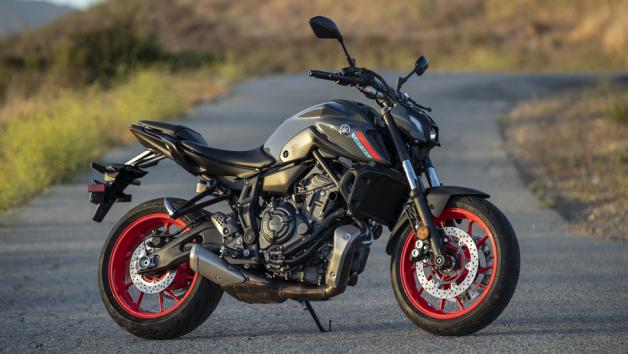 Η Yamaha MT-07 το 2021 παρουσιάστηκε με σημαντική αισθητική ανανέωση σε σχέση με Η Yamaha MT-07 το 2021 παρουσιάστηκε με σημαντική αισθητική ανανέωση σε σχέση με τα προηγούμενα μοντέλα, διατηρώντας όμως το σύνολο που είχε κάνει το κοινό να την αγαπήσει.