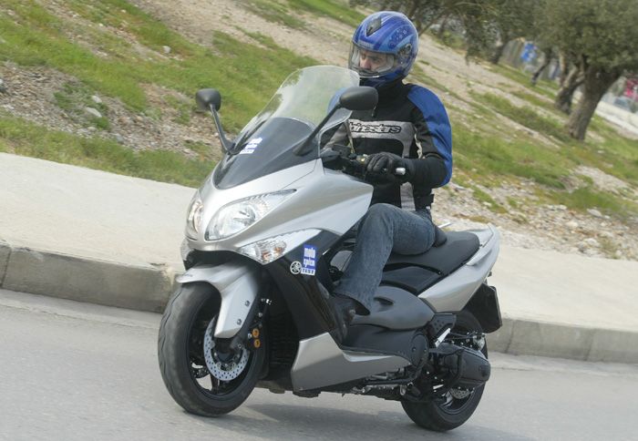 Το Yamaha T-Max βασίζεται στο εξαιρετικό του πλαίσιο και στις επιδόσεις του κινητήρα του, ώστε να κινηθεί σε sport ρυθμούς και να μην απογοητεύσει.	