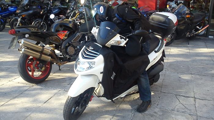 Εδώ το scooter έχει ήδη φορέσει κουβέρτα και καλύμματα χεριών, και απομένουν ελαστικά και ζελατίνα.